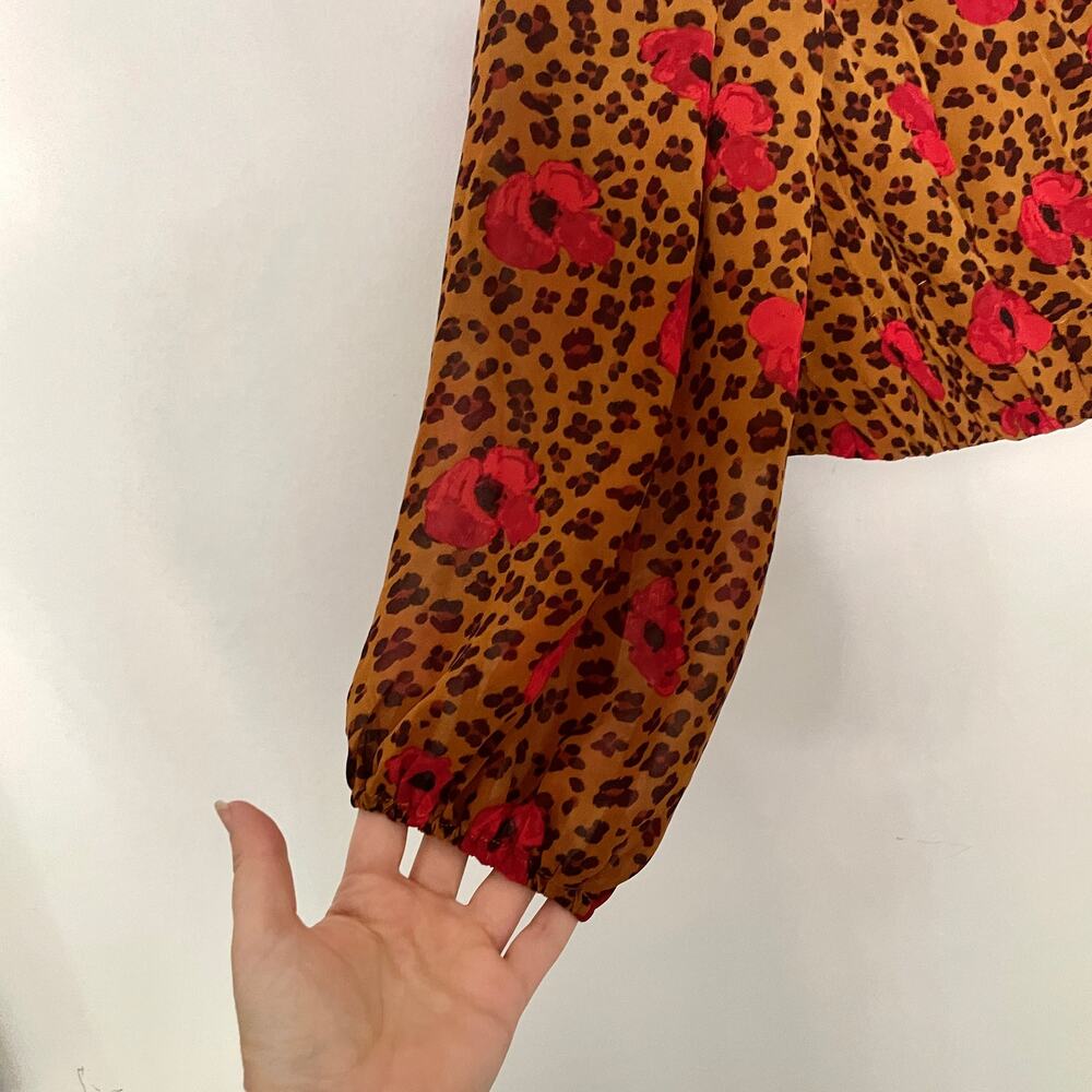 ASTR Animal Leopard Print Floral Shirred V-Neck Blouse Crop Top sz S - Picture 4 of 13